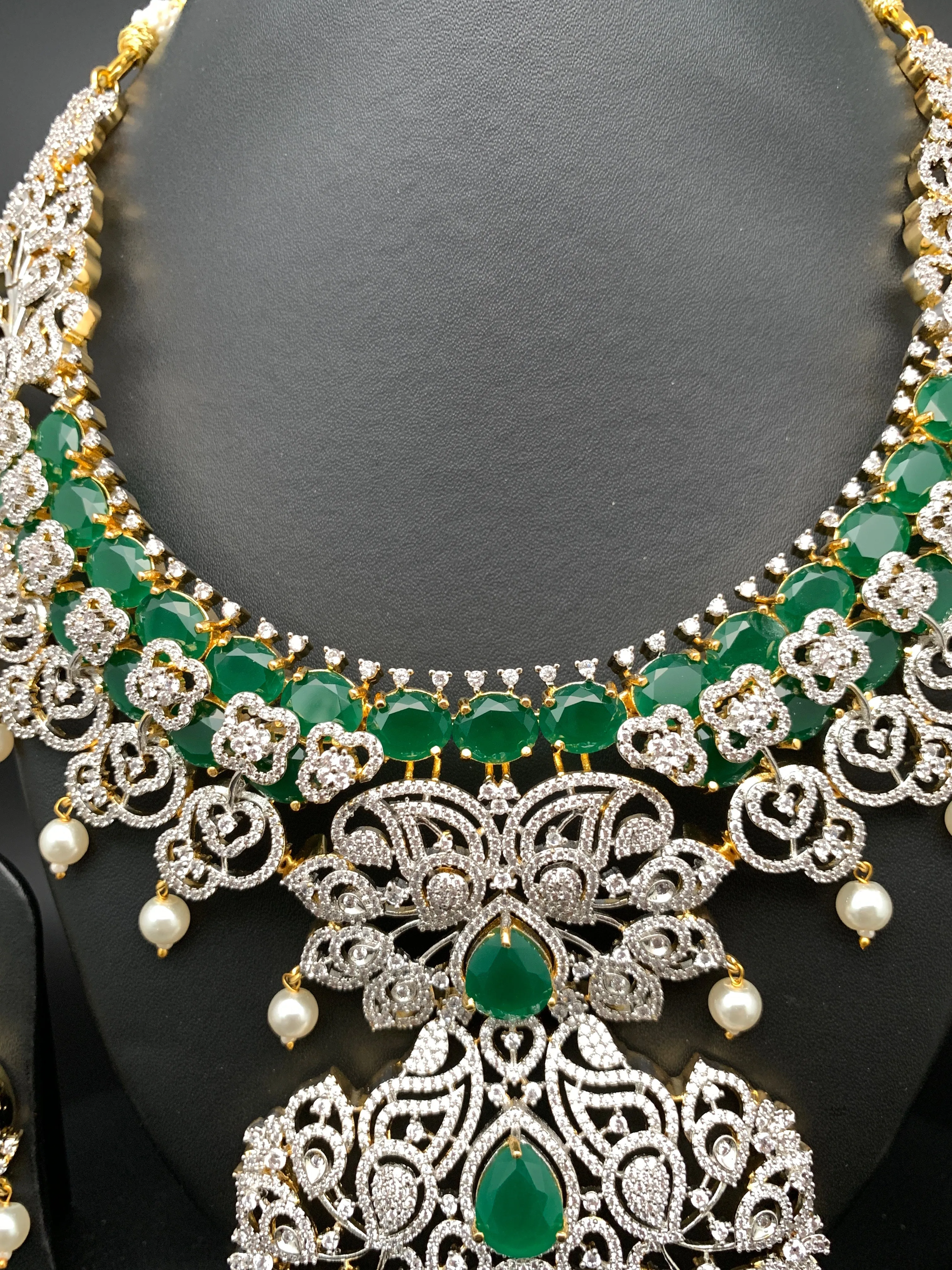 AD Emerald Green Stone Short Neckline Necklace